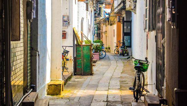 最新款名图与小巷中的隐藏特色小店探索