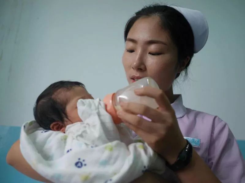 女婴护理探索,特色小店的别样风情与换尿布视频揭秘