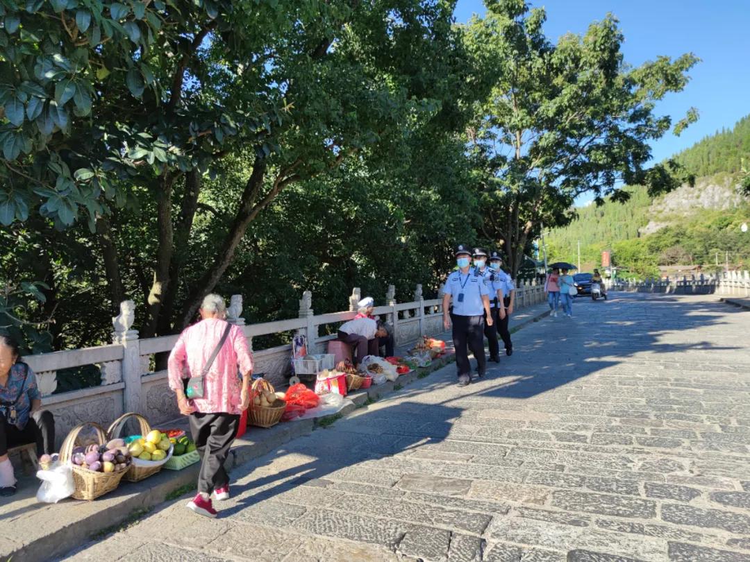 最新烟草稽查制服亮相,与自然美景的轻松邂逅