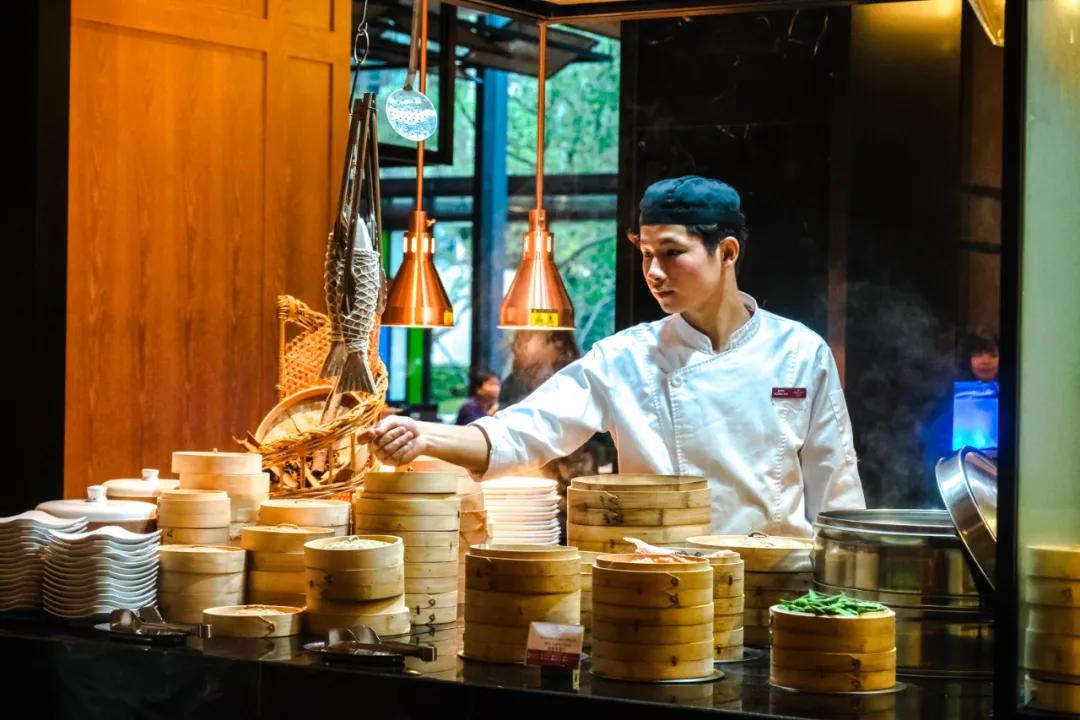 最新烟草稽查制服亮相,与自然美景的轻松邂逅