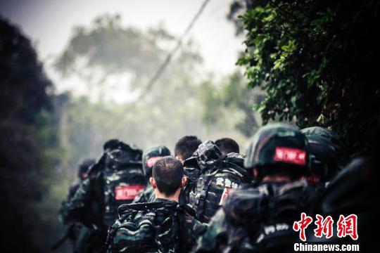 武装特警演员探寻小巷隐秘宝藏的秘密