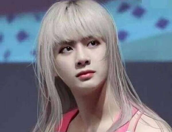 男明星扮女装，自信与成就感的力量展现变化之美